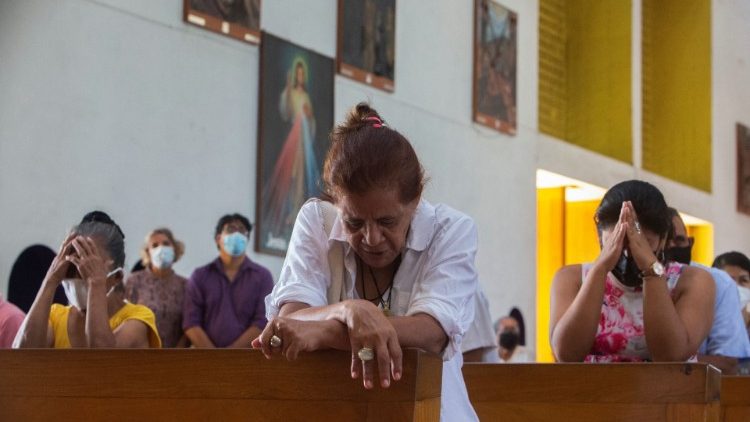 Fieles en una iglesia en Nicaragua en oración. 