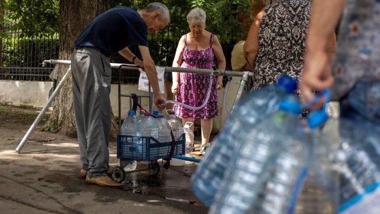 Mieszkańcy Mikołajowa już od dłuższego czasu szukają różnych sposobów na dostęp do wody pitnej, zdjęcie z sierpnia 2022 r.