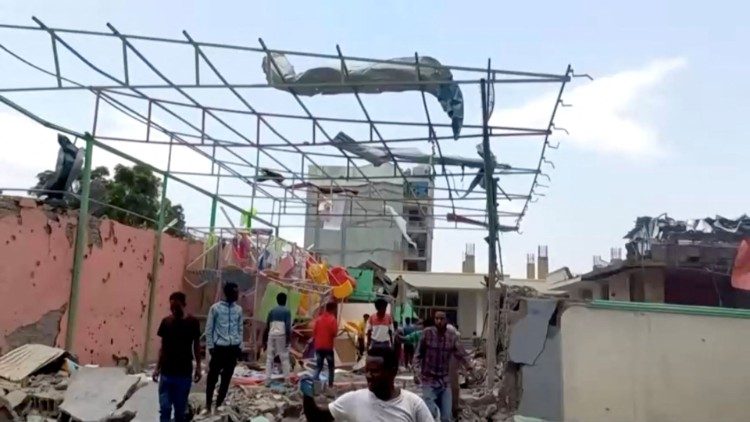 Zniszczony przez naloty plac zabaw w Mekelie, stolicy Tigraju.