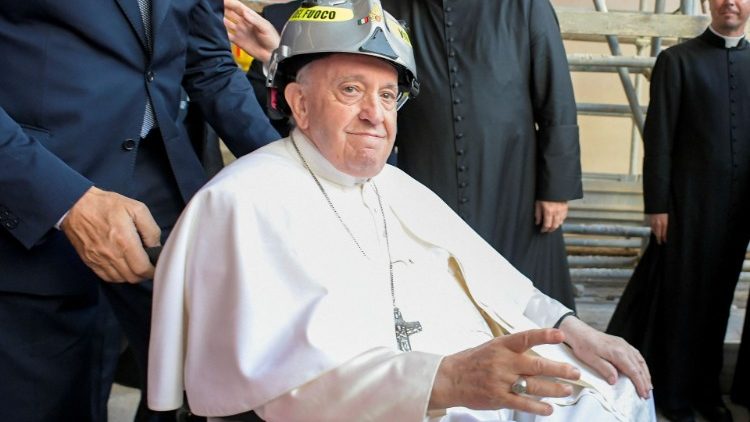 Papież Franciszek w katedrze w L'Aquili