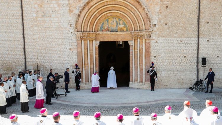 Le Pape devant la porte de la basilique de Collemagio de L'Aquila.