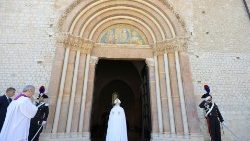 L'Aquila: Francesco apre la Porta Santa della Basilica di Collemaggio (2022)