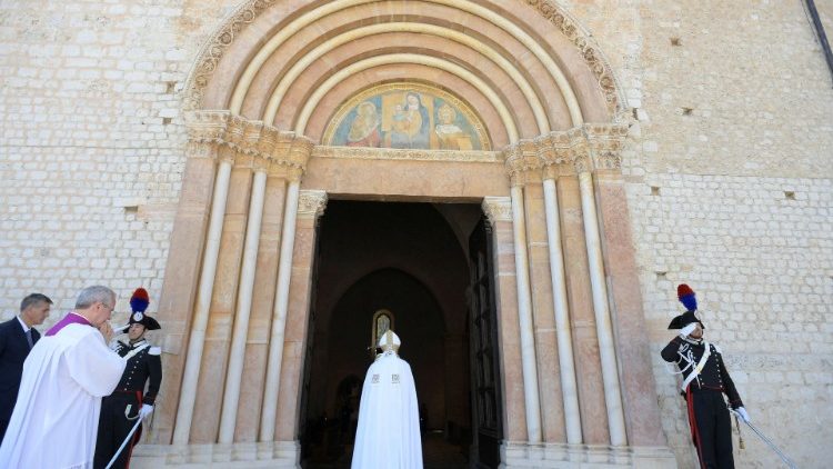 ‘첼레스티노 대사’ 기념행사를 위해 산타 마리아 디 콜레마조 대성당의 ‘성문’(聖門)을 여는 교황 (2022년)