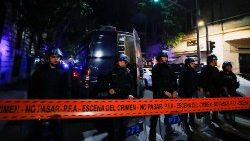 La polizia ha isolato il luogo dell' attentato fallito contro la vicepresidente argentina Cristina Fernandez de Kirchner 