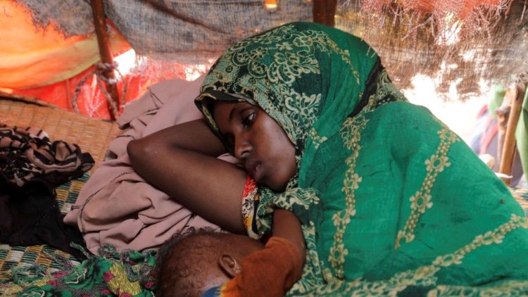 Quase dois milhões de crianças sofrem de desnutrição na Somália (REUTERS)