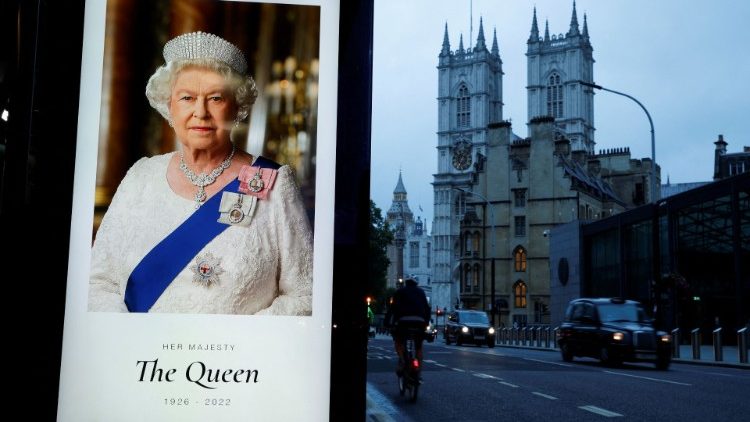 La regina Elisabetta, capo della Chiesa Anglicana, sullo sfondo l'Abbazia di Westminster