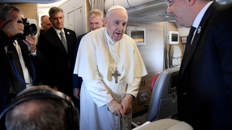 कज़ाकिस्तान से रोम की वापसी यात्रा के दौरान पत्रकारों से रूबरू होते सन्त पापा फ्राँसिस, 16.09.2022