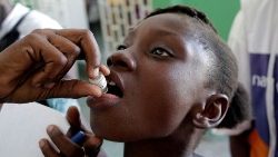 Haití: un niño recibe una dosis de la vacuna contra el cólera