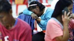 Thailandia, Il dolore di una donna sul luogo del massacro