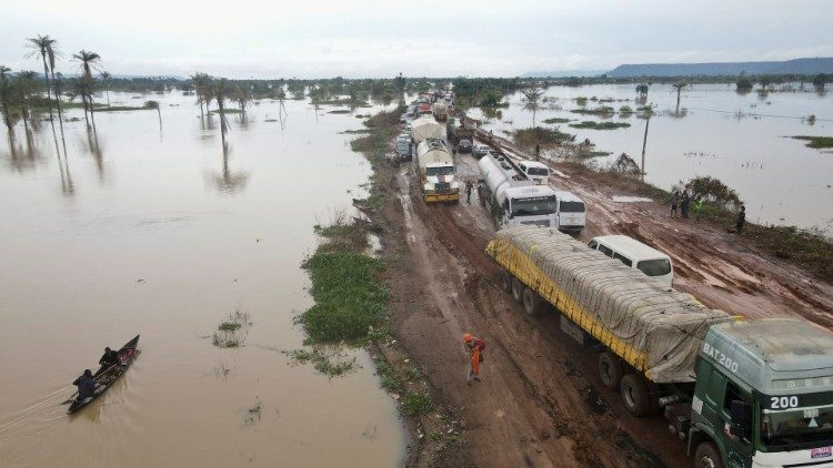 Papież wyraża solidarność z dotkniętą powodziami Nigerią