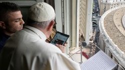 Papa faz sua inscrição na JMJ Lisboa (Photo Simone Risoluti/Vatican Media/via REUTERS)