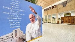 바레인 수도 마나마의 성심 성당에 마련된 교황 환영 현수막