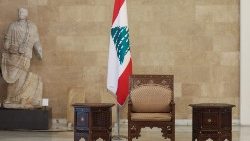 Pusty fotel prezydencki w pałacu w Baabdzie, Liban