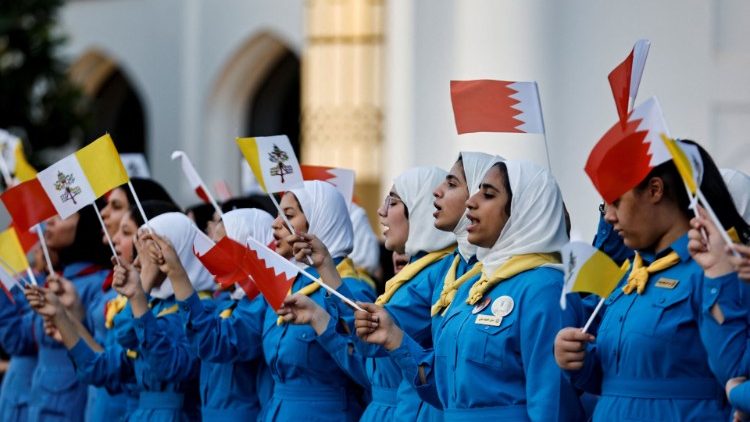 संत पापा फ्राँसिस के स्वागत में वाटिकन और बहरीन के झंडे लहराते लोग