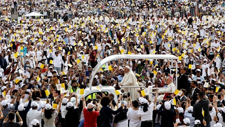 האפיפיור מתקבל בידי אלפי המאמינים בעת הגעתו לאצטדיון הלאומי של בחריין