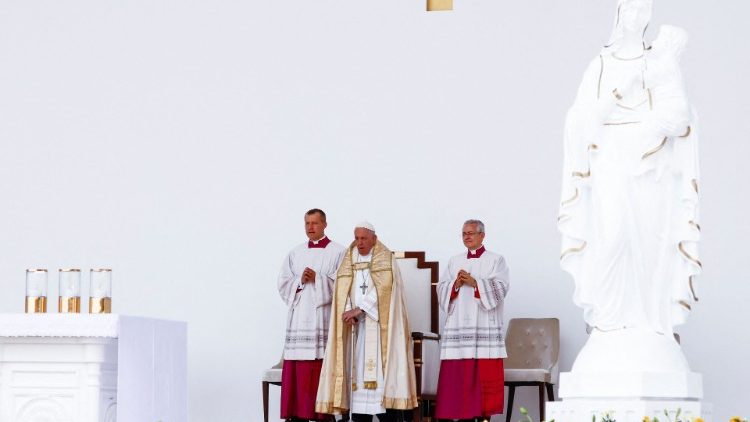 Pope Francis presides over mass in Bahrain