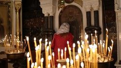 ウクライナ首都キーウの正教会のカテドラルで祈る信者　2022年11月6日