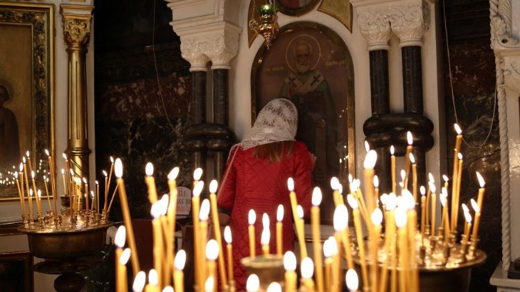 Ukrainka modląca się w cerkwi