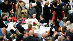 Папа абедае з беднымі