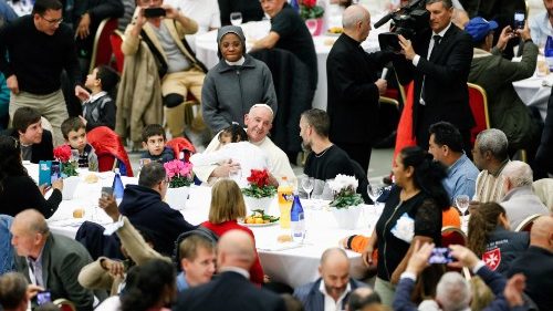 Más de 1300 personas comparten el almuerzo en familia con el Papa Francisco , en la Jornada Mundial de los Pobres