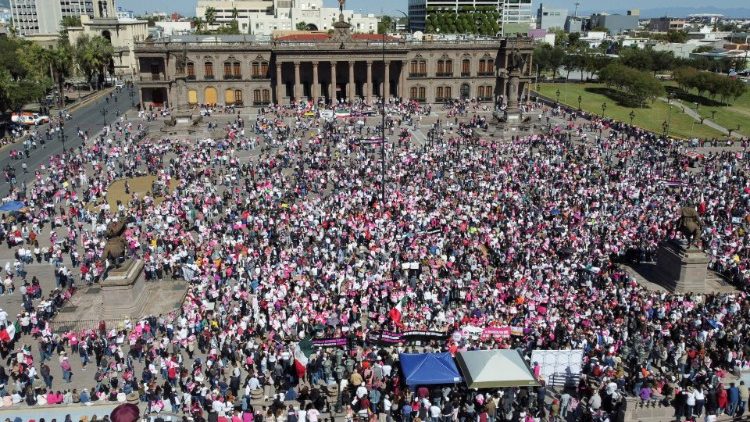 Manifestanti contro la riforma elettorale, a Monterrey