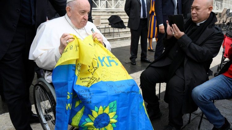आम दर्शन समारोह के दौरान यूक्रेन झंडे के साथ लोगों को अभिवादन करते हुए संत पापा फ्राँसिस