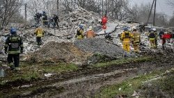 Soccorritori al lavoro dopo il bombardamento russo a Vilniansk (Reuters)
