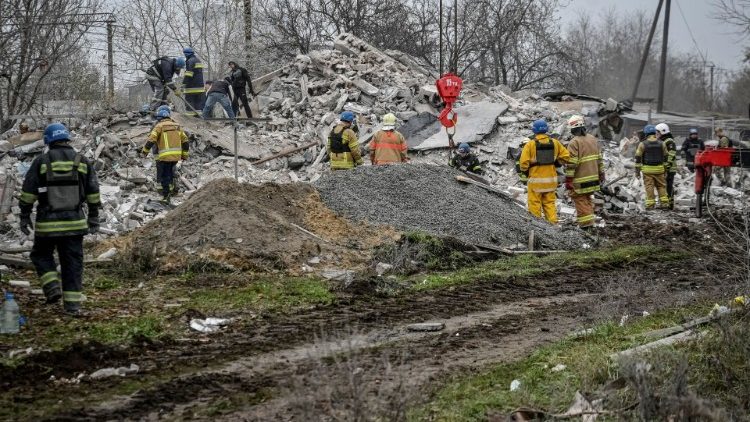 Soccorritori al lavoro dopo il bombardamento russo a Vilniansk (Reuters)