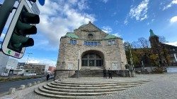Eine Synagoge in Essen, unweit von Bochum, unter Polizeischutz
