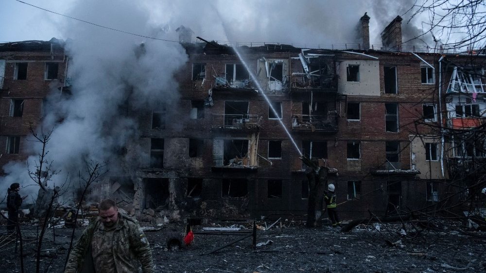 I soccorritori al lavoro sui luoghi colpiti dai missili russi (REUTERS)