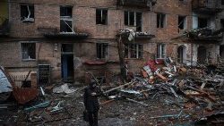 Immeuble détruit par les missiles russes à Vychhorod près de la capitale ukrainienne, le 24 novembre 2022. 