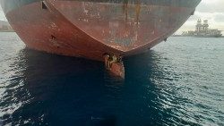 Migranten aus Nigeria haben elf Tage auf dem Ruder eines Öltankers ausgehalten, bevor sie von der Spanischen Küstenwache gerettet wurden (Bild: Salvamento Maritimo, Twitter)