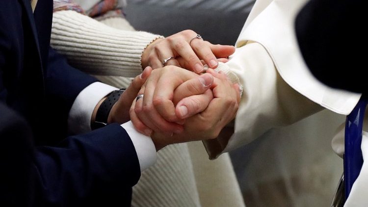 教宗在公开接见活动中问候新婚夫妻