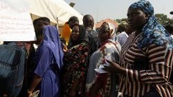 Les Nigérians retirent leur carte d'électeur dans les bureaux de la commission électorale
