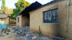 Residência incendiada em Malagun, Estado de Kaduna, após ataques que causaram 38 mortes