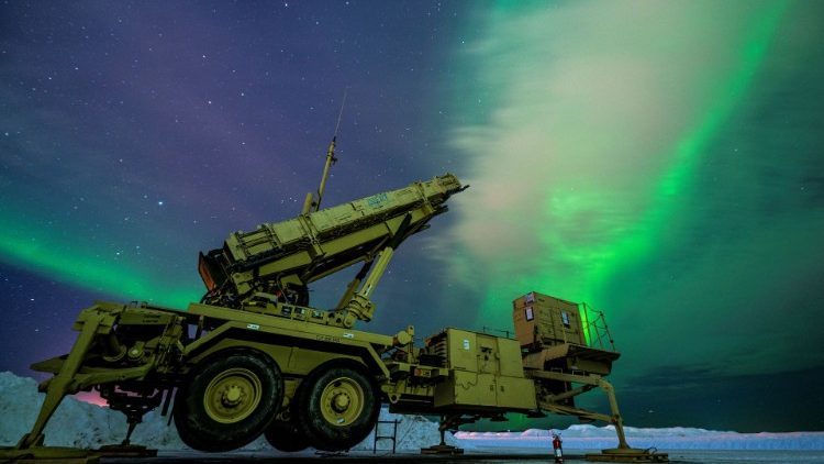 Nordlys bak militær oppskytningsstasjon i Alaska