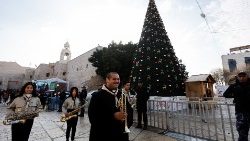 Chorale précédant l'arrivée du patriarche latin de Jérusalem, Mgr Pierbattista Pizzaballa, à Bethléem le 24 décembre 2022. 
