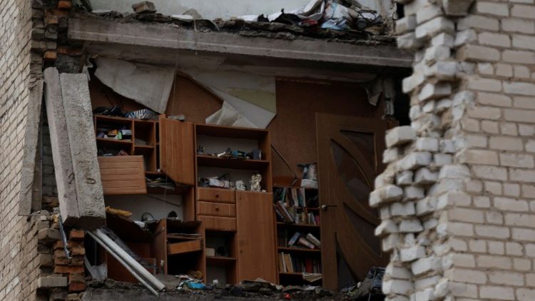 O interior de prédios de apartamentos danificados por ataques de mísseis é retratado, enquanto o ataque da Rússia à Ucrânia continua, durante intenso bombardeio no dia de Natal na linha de frente em Bakhmut, Ucrânia, 25 de dezembro de 2022. REUTERS/Clodagh Kilcoyne