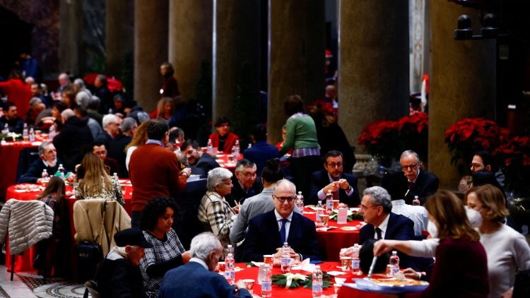 मेहमानों ने पारंपरिक इतालवी क्रिसमस खाना खाया