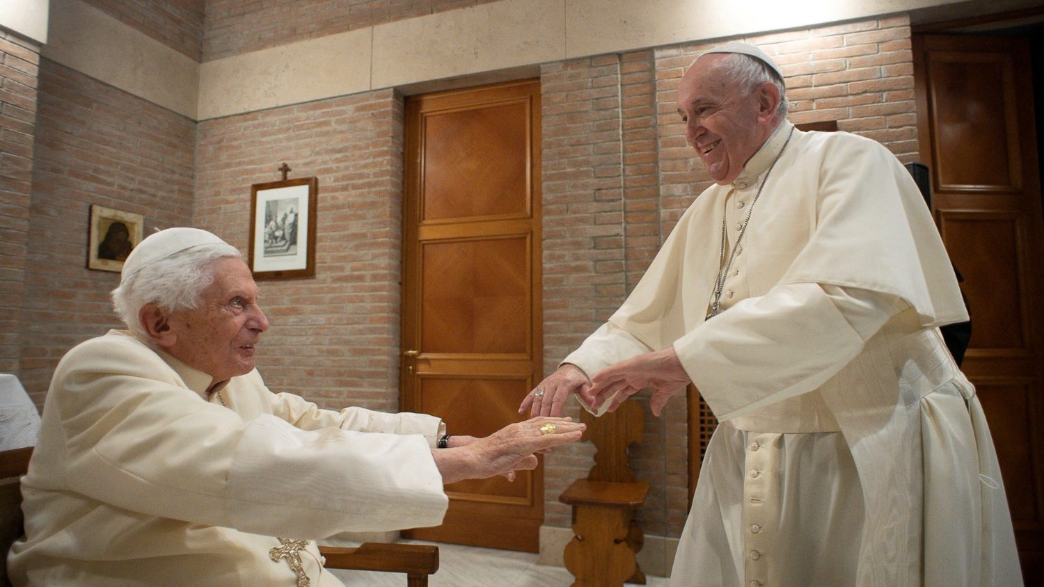 Papa: Pregate per Benedetto XVI, che è molto malato e sostiene la Chiesa con la sua preghiera