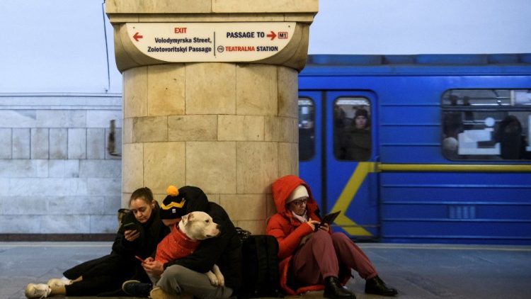 Pessoas se abrigam dentro de uma estação de metrô durante ataques maciços de mísseis russos em Kyiv, Ucrânia, 29 de dezembro de 2022 REUTERS/Vladyslav Musiienko