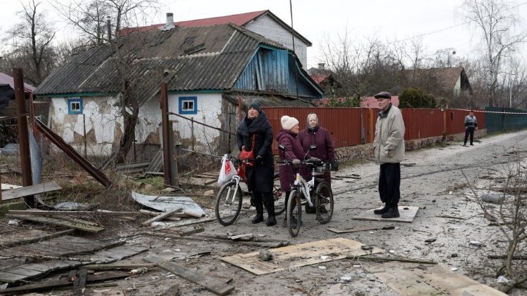 Moradores observam o trabalho de resgate em uma casa residencial danificada durante um ataque de míssil russo, em meio ao ataque da Rússia à Ucrânia, em Kyiv, Ucrânia, 29 de dezembro de 2022. REUTERS/Valentyn Ogirenko