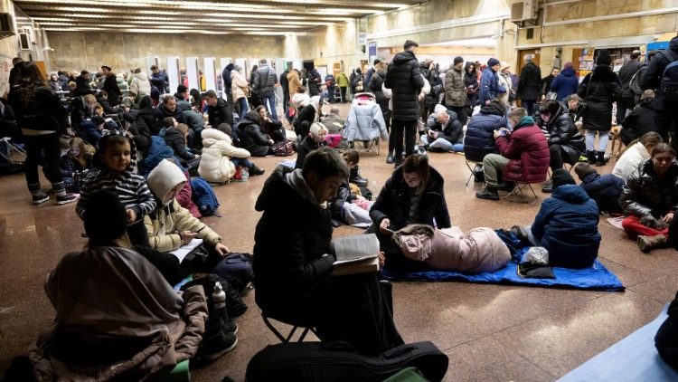 Pessoas se abrigam dentro de uma estação de metrô durante ataques maciços de mísseis russos em Kyiv, Ucrânia, 29 de dezembro de 2022 REUTERS/Viacheslav Ratynskyi
