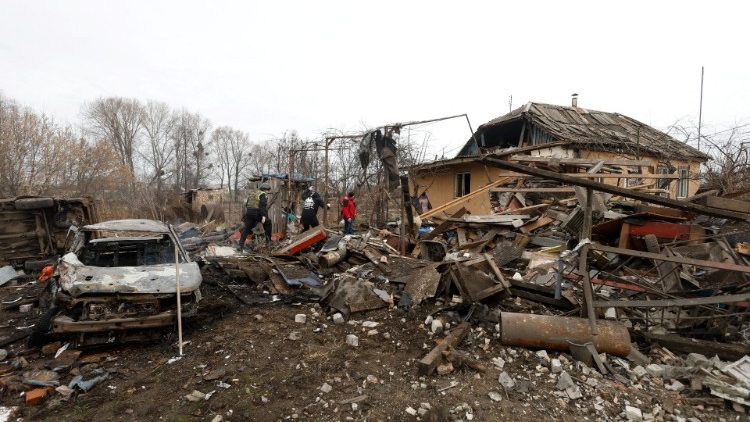 Investigadores da polícia trabalham no local de uma casa residencial danificada durante um ataque de míssil russo, em meio ao ataque da Rússia à Ucrânia, em Kyiv, Ucrânia, 29 de dezembro de 2022. REUTERS/Valentyn Ogirenko