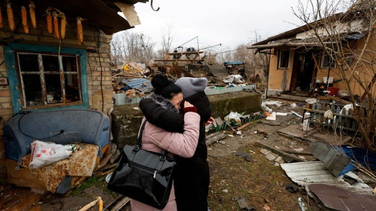 Uma residente local Yana abraça uma amiga enquanto reage ao lado da casa de sua mãe danificada durante um ataque de míssil russo, em meio ao ataque da Rússia à Ucrânia, em Kyiv, Ucrânia, 29 de dezembro de 2022. REUTERS/Valentyn Ogirenko