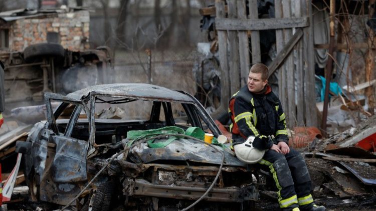 Um socorrista descansa no local de uma casa residencial danificada durante um ataque de míssil russo, em meio ao ataque da Rússia à Ucrânia, em Kyiv, Ucrânia, 29 de dezembro de 2022. REUTERS/Valentyn Ogirenko