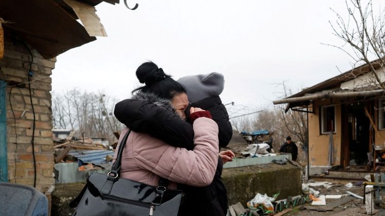 Uma residente local Yana abraça uma amiga enquanto reage ao lado da casa de sua mãe danificada durante um ataque de míssil russo, em meio ao ataque da Rússia à Ucrânia, em Kyiv, Ucrânia, 29 de dezembro de 2022. REUTERS/Valentyn Ogirenko