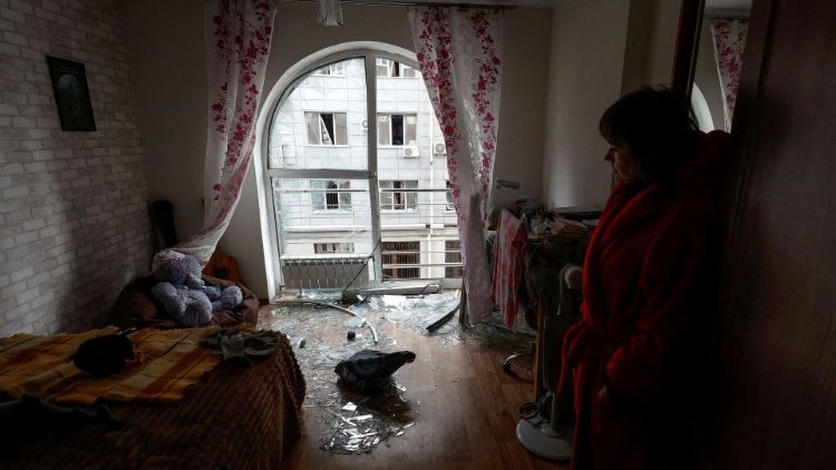A residente local Kateryna fica dentro de um quarto de seu apartamento danificado por um ataque de drone russo, em meio ao ataque da Rússia à Ucrânia, em Kyiv, Ucrânia, 30 de dezembro de 2022. REUTERS/Valentyn Ogirenko
