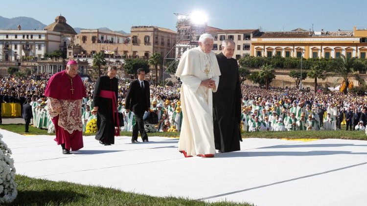 Eine große Messe, keine kleine: Papst Benedikt in Palermo, 2010