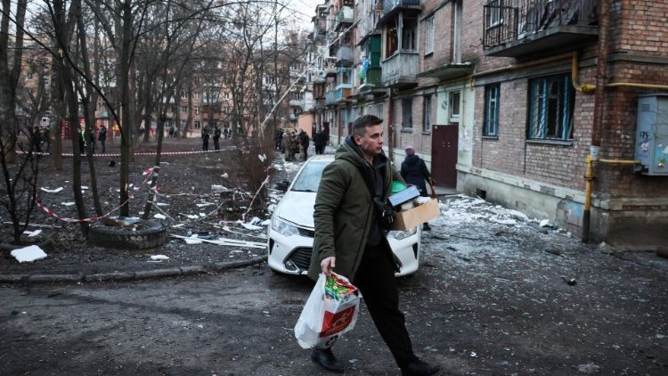 Um homem caminha em um local de edifícios danificados durante um ataque de míssil russo, em meio ao ataque da Rússia à Ucrânia, em Kyiv, Ucrânia, 31 de dezembro de 2022 REUTERS/Gleb Garanich